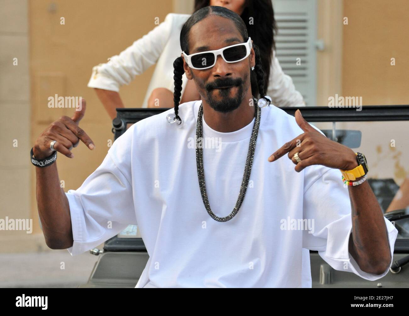 American rapper Snoop Dogg and VIP Room host Jean Roch are filming a video  clip in front of the former Gendarmerie Nationale building in Saint-Tropez,  southern France on August 3, 2011. Photo