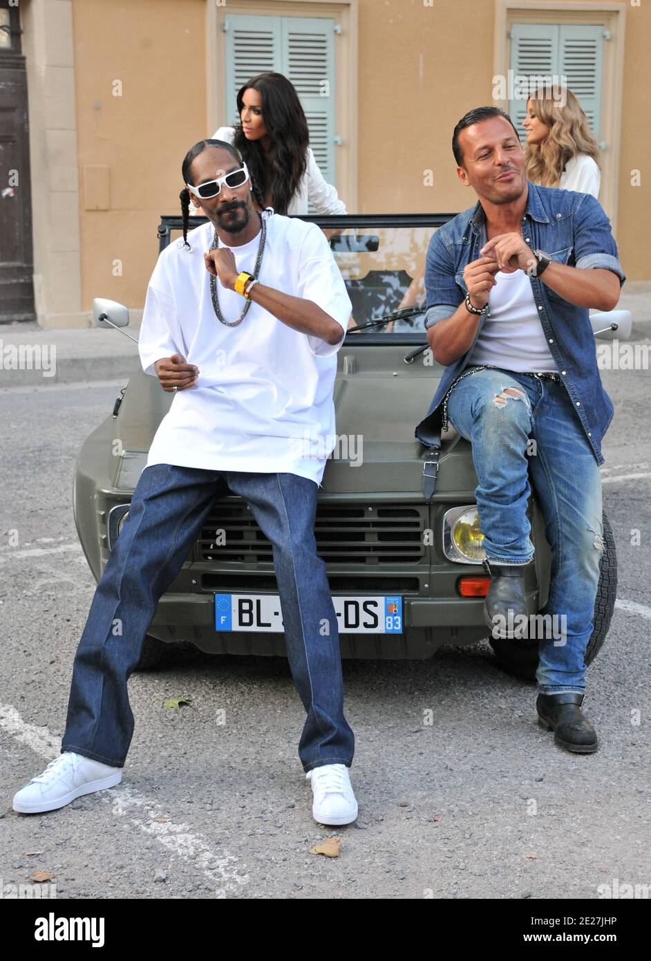 American rapper Snoop Dogg and VIP Room host Jean Roch are filming a video  clip in front of the former Gendarmerie Nationale building in Saint-Tropez,  southern France on August 3, 2011. Photo