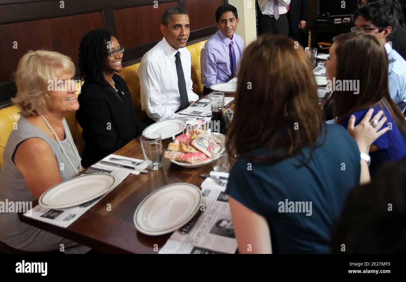 U.S. President Barack Obama (3rd L) chats with campaign volunteers during a lunch at Ted's Bulletin in Washington, D.C., USA on August 10, 2011. Obama had lunch with campaign volunteers who were selected based on essays they wrote about organizing. Photo by Alex Wong/Pool/ABACAPRESS.COM Stock Photo