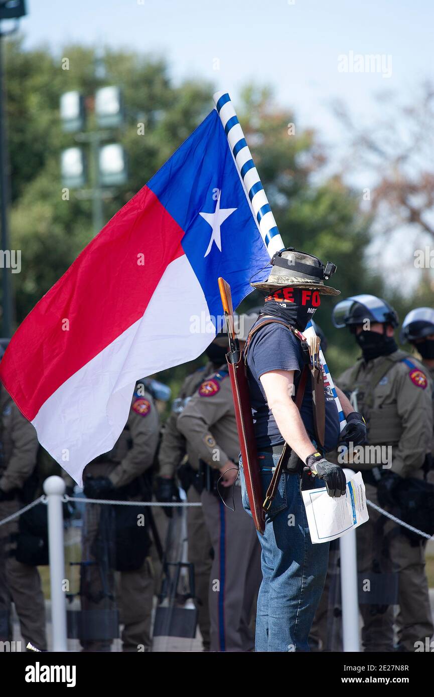 Austin, Texas, USA. January 12, 2021: Protesters outside of the North entrance of the Texas State Capital. Austin, Texas. Mario Cantu/CSM Credit: Cal Sport Media/Alamy Live News Stock Photo