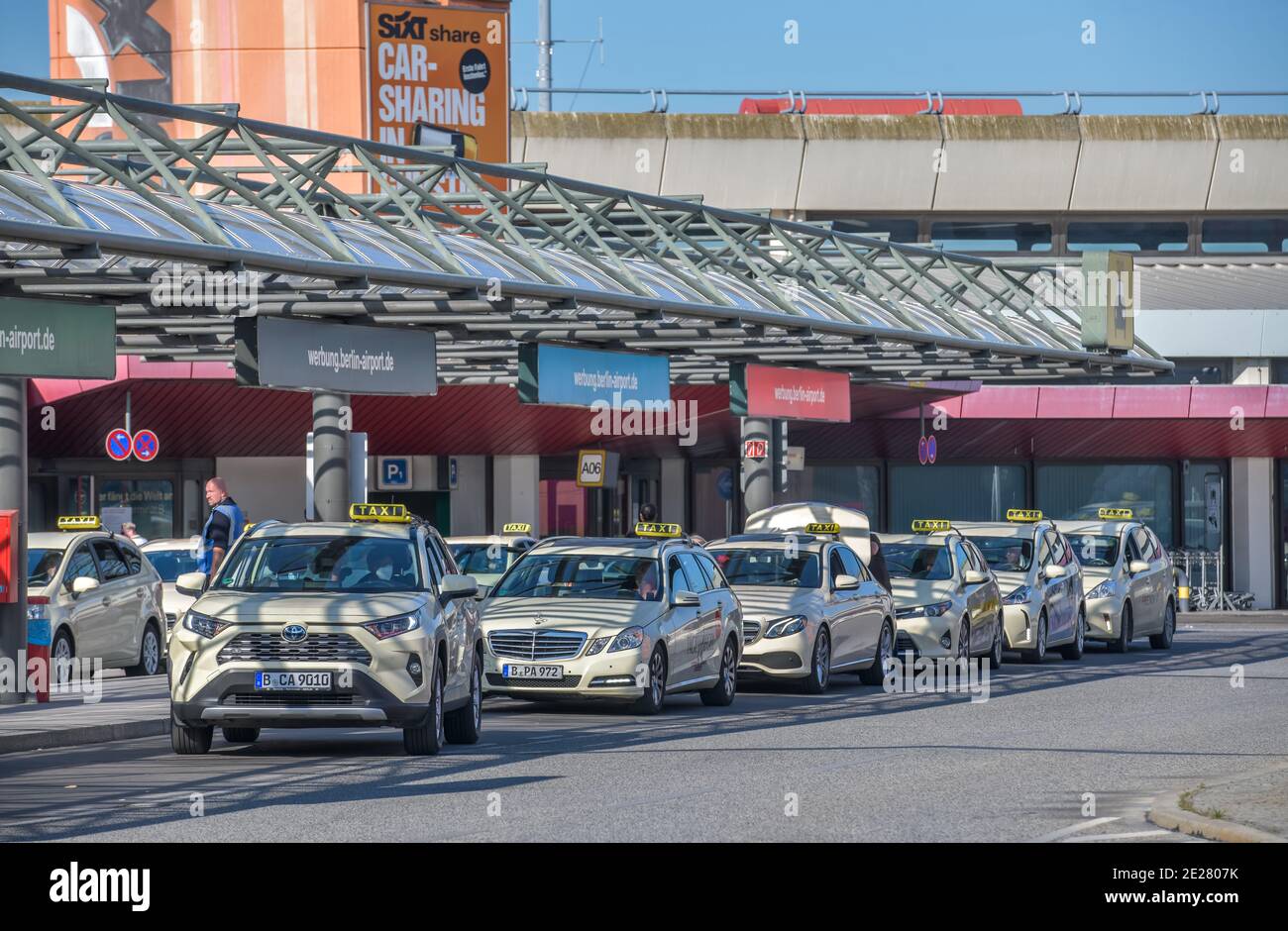 Berlin taxis hi-res stock photography and images - Page 4 - Alamy