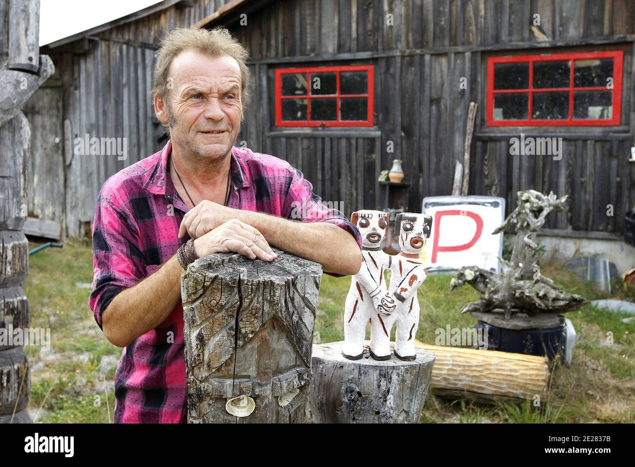 Martin Lartigue, 59 ans, devenu celebre a 9 ans dans le role de Petit Gibus dans le film 'La guerre des Boutons' d'Yves Robert, pose dans son atelier d'artiste à Sore dans la foret Landaise le 1 septembre 2011. Martin est le fils de Dany Lartigue , peintre à Saint Tropez et le petit fils de Jacques Henri Lartigue le celebre photographe. Il prepare une exposition à Paris au chateau de Maintenon du 17 septembre au 16 octobre apres avoir suivi la sortie des 2 nouveaux films reprenant sa version de la Guerre des Boutons. Son travail aborde la sculture et la peinture depuis de nombreuses annees. Du Stock Photo