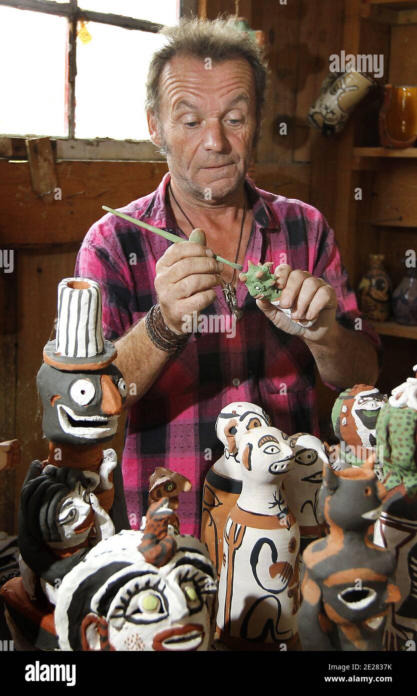 Martin Lartigue, 59 ans, devenu celebre a 9 ans dans le role de Petit Gibus dans le film 'La guerre des Boutons' d'Yves Robert, pose dans son atelier d'artiste à Sore dans la foret Landaise le 1 septembre 2011. Martin est le fils de Dany Lartigue , peintre à Saint Tropez et le petit fils de Jacques Henri Lartigue le celebre photographe. Il prepare une exposition à Paris au chateau de Maintenon du 17 septembre au 16 octobre apres avoir suivi la sortie des 2 nouveaux films reprenant sa version de la Guerre des Boutons. Son travail aborde la sculture et la peinture depuis de nombreuses annees. Du Stock Photo