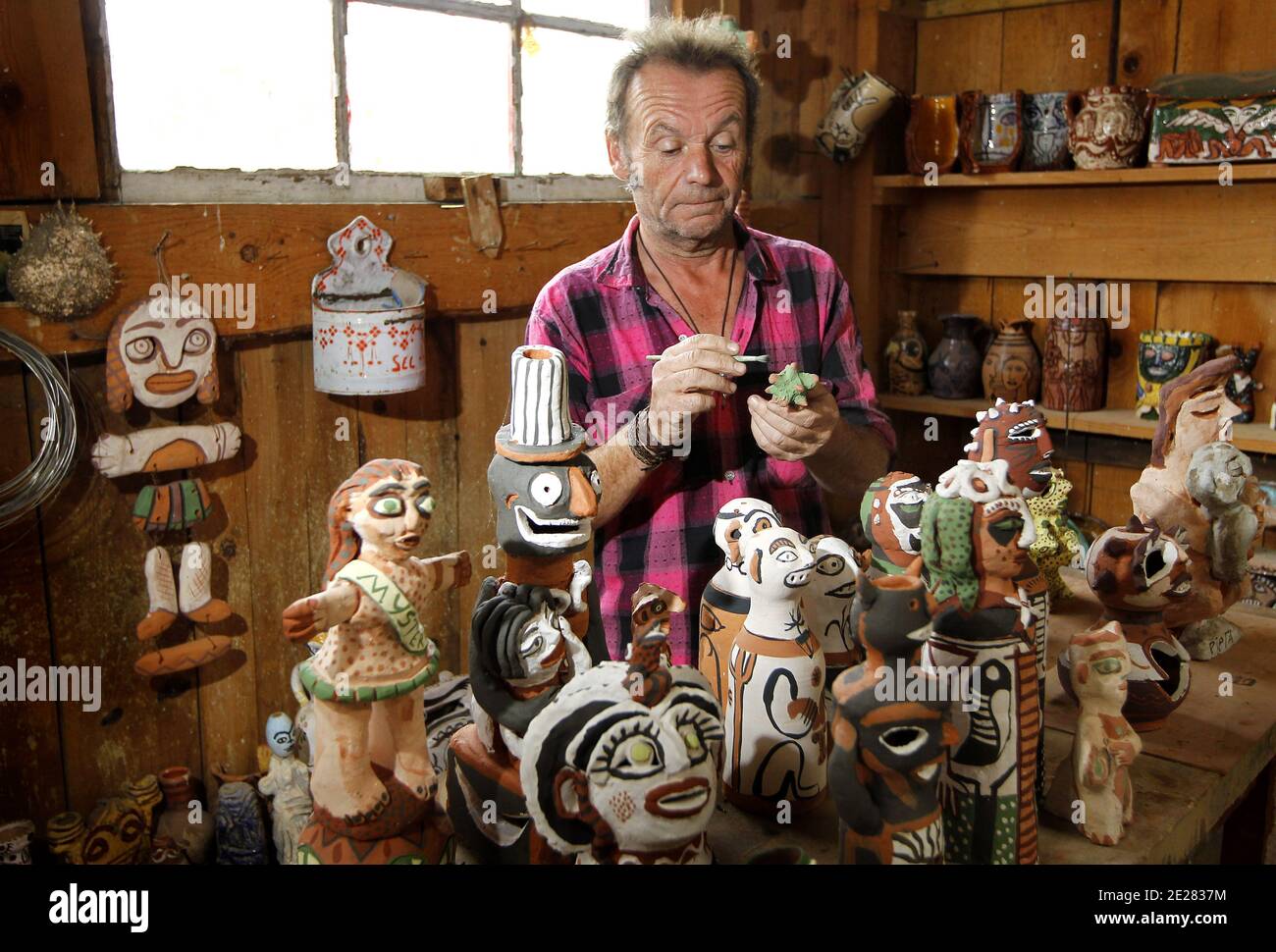 Martin Lartigue, 59 ans, devenu celebre a 9 ans dans le role de Petit Gibus dans le film 'La guerre des Boutons' d'Yves Robert, pose dans son atelier d'artiste à Sore dans la foret Landaise le 1 septembre 2011. Martin est le fils de Dany Lartigue , peintre à Saint Tropez et le petit fils de Jacques Henri Lartigue le celebre photographe. Il prepare une exposition à Paris au chateau de Maintenon du 17 septembre au 16 octobre apres avoir suivi la sortie des 2 nouveaux films reprenant sa version de la Guerre des Boutons. Son travail aborde la sculture et la peinture depuis de nombreuses annees. Du Stock Photo