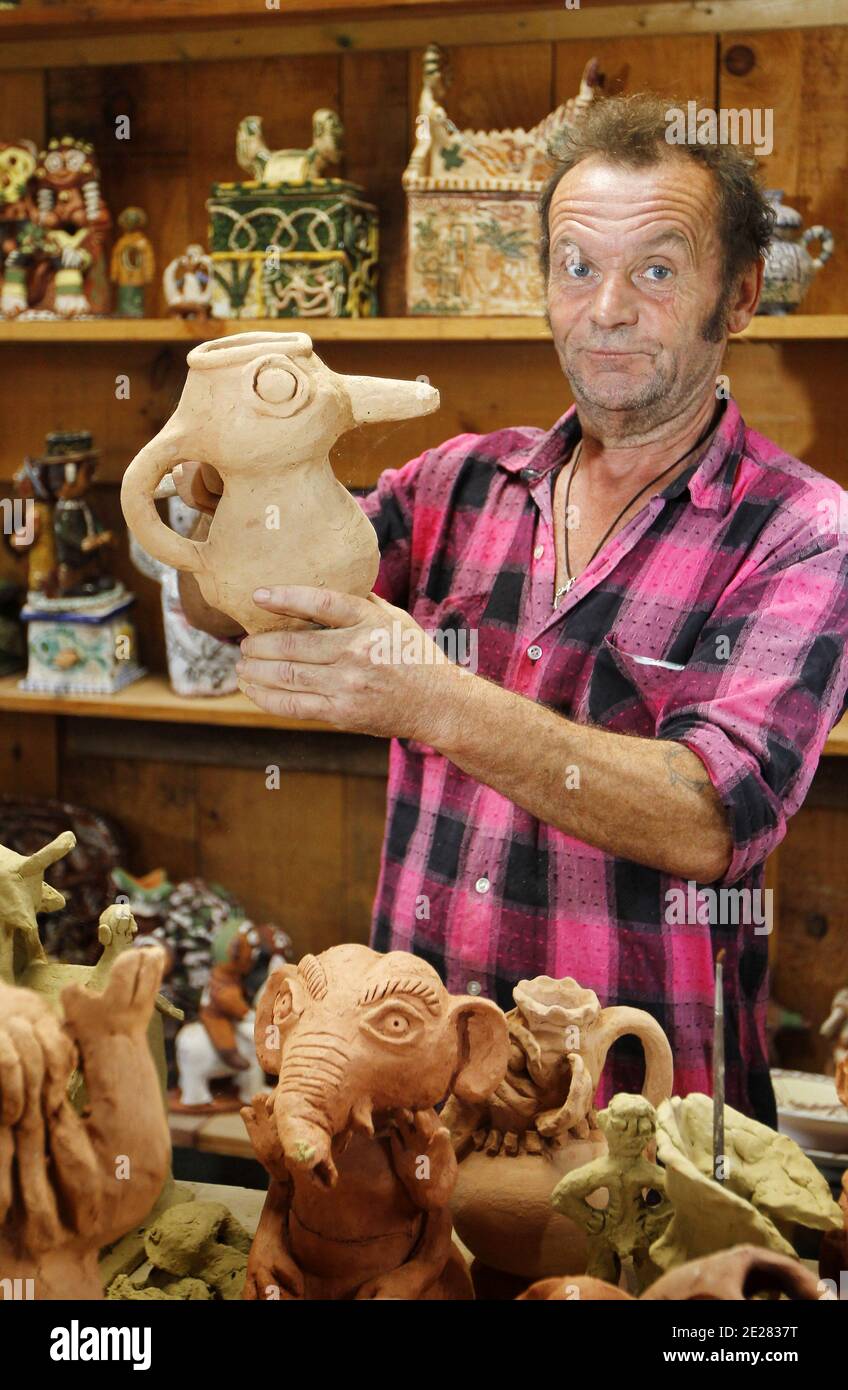 Martin Lartigue, 59 ans, devenu celebre a 9 ans dans le role de Petit Gibus dans le film 'La guerre des Boutons' d'Yves Robert, pose dans son atelier d'artiste à Sore dans la foret Landaise le 1 septembre 2011. Martin est le fils de Dany Lartigue , peintre à Saint Tropez et le petit fils de Jacques Henri Lartigue le celebre photographe. Il prepare une exposition à Paris au chateau de Maintenon du 17 septembre au 16 octobre apres avoir suivi la sortie des 2 nouveaux films reprenant sa version de la Guerre des Boutons. Son travail aborde la sculture et la peinture depuis de nombreuses annees. Du Stock Photo