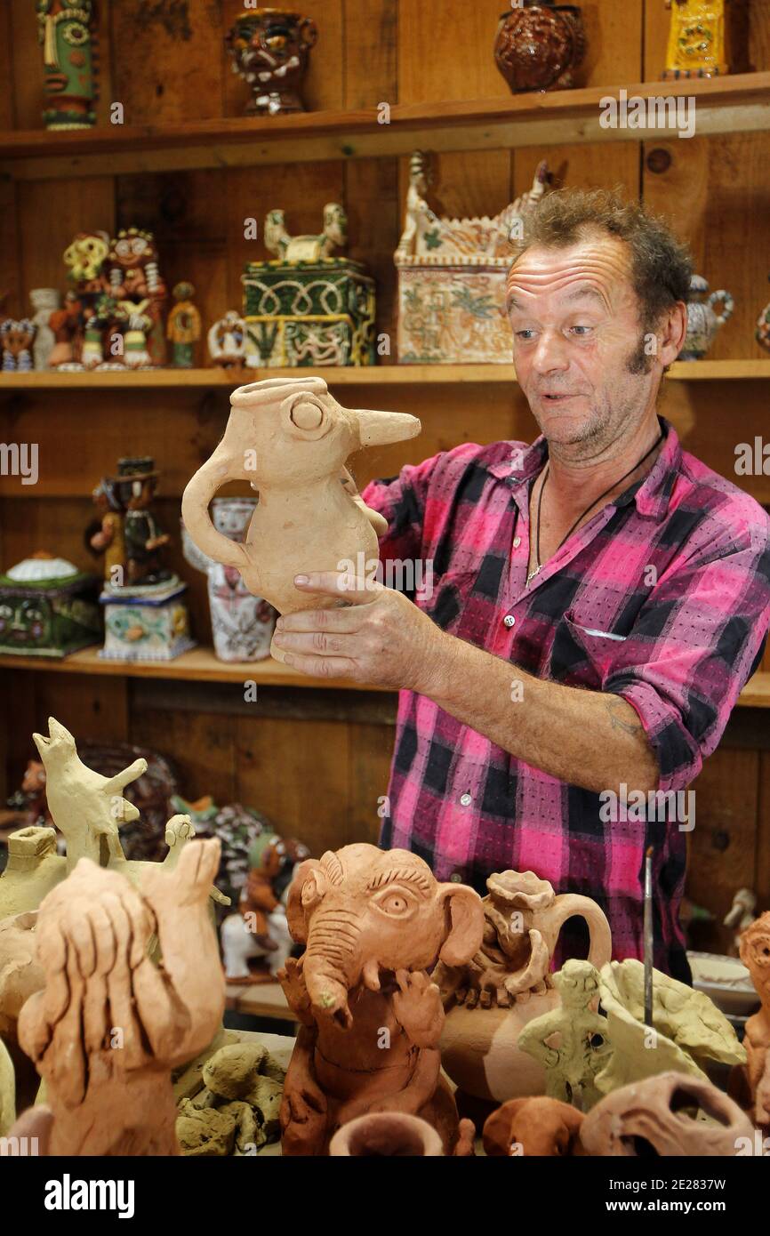 Martin Lartigue, 59 ans, devenu celebre a 9 ans dans le role de Petit Gibus dans le film 'La guerre des Boutons' d'Yves Robert, pose dans son atelier d'artiste à Sore dans la foret Landaise le 1 septembre 2011. Martin est le fils de Dany Lartigue , peintre à Saint Tropez et le petit fils de Jacques Henri Lartigue le celebre photographe. Il prepare une exposition à Paris au chateau de Maintenon du 17 septembre au 16 octobre apres avoir suivi la sortie des 2 nouveaux films reprenant sa version de la Guerre des Boutons. Son travail aborde la sculture et la peinture depuis de nombreuses annees. Du Stock Photo