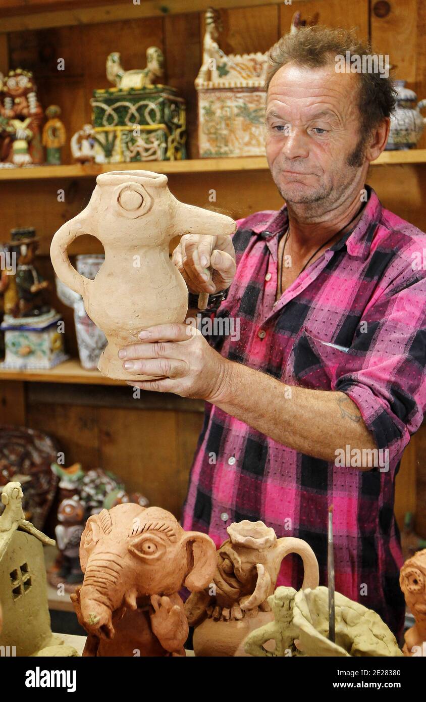 Martin Lartigue, 59 ans, devenu celebre a 9 ans dans le role de Petit Gibus dans le film 'La guerre des Boutons' d'Yves Robert, pose dans son atelier d'artiste à Sore dans la foret Landaise le 1 septembre 2011. Martin est le fils de Dany Lartigue , peintre à Saint Tropez et le petit fils de Jacques Henri Lartigue le celebre photographe. Il prepare une exposition à Paris au chateau de Maintenon du 17 septembre au 16 octobre apres avoir suivi la sortie des 2 nouveaux films reprenant sa version de la Guerre des Boutons. Son travail aborde la sculture et la peinture depuis de nombreuses annees. Du Stock Photo