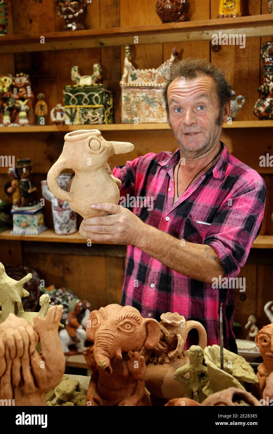 Martin Lartigue, 59 ans, devenu celebre a 9 ans dans le role de Petit Gibus dans le film 'La guerre des Boutons' d'Yves Robert, pose dans son atelier d'artiste à Sore dans la foret Landaise le 1 septembre 2011. Martin est le fils de Dany Lartigue , peintre à Saint Tropez et le petit fils de Jacques Henri Lartigue le celebre photographe. Il prepare une exposition à Paris au chateau de Maintenon du 17 septembre au 16 octobre apres avoir suivi la sortie des 2 nouveaux films reprenant sa version de la Guerre des Boutons. Son travail aborde la sculture et la peinture depuis de nombreuses annees. Du Stock Photo