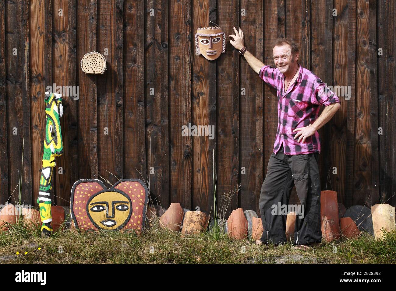 Martin Lartigue, 59 ans, devenu celebre a 9 ans dans le role de Petit Gibus dans le film 'La guerre des Boutons' d'Yves Robert, pose dans son atelier d'artiste à Sore dans la foret Landaise le 1 septembre 2011. Martin est le fils de Dany Lartigue , peintre à Saint Tropez et le petit fils de Jacques Henri Lartigue le celebre photographe. Il prepare une exposition à Paris au chateau de Maintenon du 17 septembre au 16 octobre apres avoir suivi la sortie des 2 nouveaux films reprenant sa version de la Guerre des Boutons. Son travail aborde la sculture et la peinture depuis de nombreuses annees. Du Stock Photo