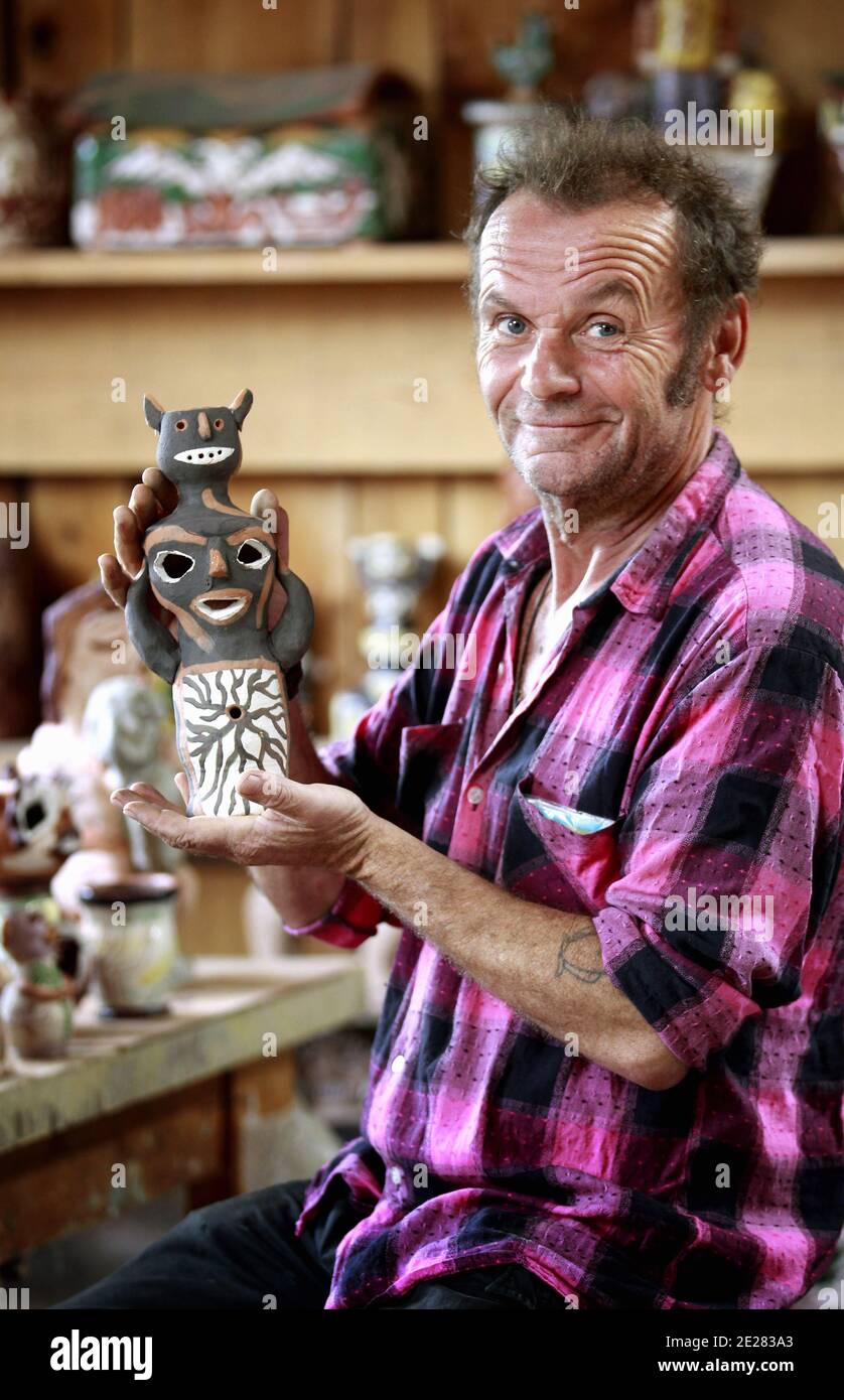 Martin Lartigue, 59 ans, devenu celebre a 9 ans dans le role de Petit Gibus dans le film 'La guerre des Boutons' d'Yves Robert, pose dans son atelier d'artiste à Sore dans la foret Landaise le 1 septembre 2011. Martin est le fils de Dany Lartigue , peintre à Saint Tropez et le petit fils de Jacques Henri Lartigue le celebre photographe. Il prepare une exposition à Paris au chateau de Maintenon du 17 septembre au 16 octobre apres avoir suivi la sortie des 2 nouveaux films reprenant sa version de la Guerre des Boutons. Son travail aborde la sculture et la peinture depuis de nombreuses annees. Du Stock Photo