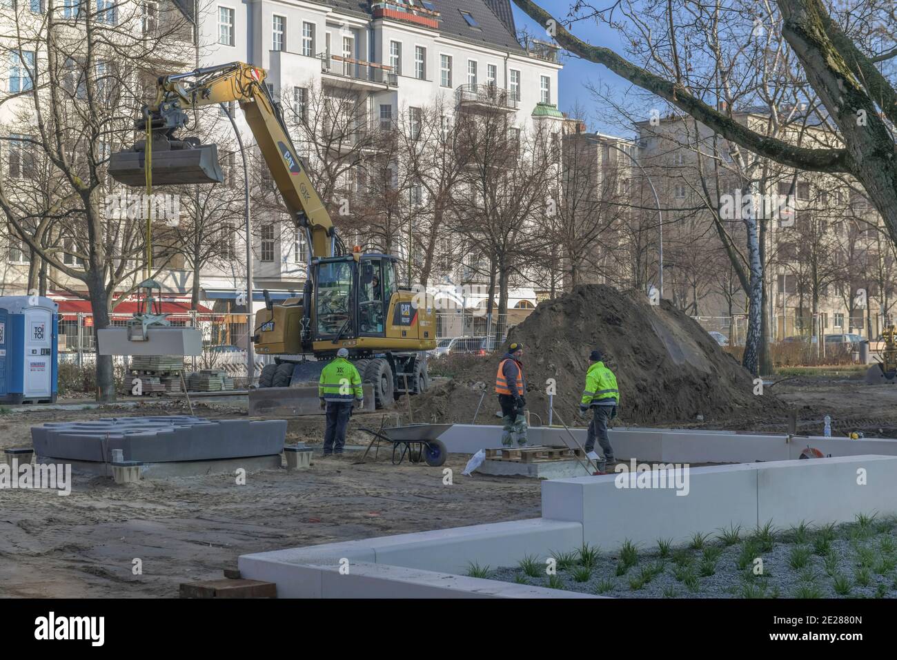 Berlin, 24.01.2020: Die Bauarbeiten zur Umgestaltung des Olivaer Platz sind im vollen Gange. Nach langem Streit um den Umbau wird der Platz an der Lie Stock Photo