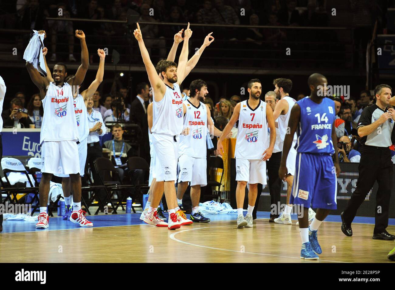 Spain's national team players celebrate winning after the Men European  Basketball Championship Final match, Spain Vs France in Kaunas, Lithuania  on September 18, 2011. Spain defeated France 98-85. The Spanish team won
