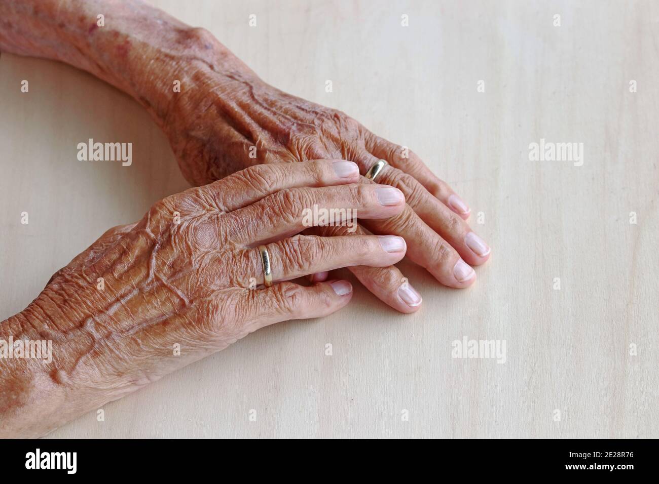 https://c8.alamy.com/comp/2E28R76/the-hands-of-a-very-old-woman-old-womans-hands-on-a-table-old-womans-hands-with-veins-2E28R76.jpg