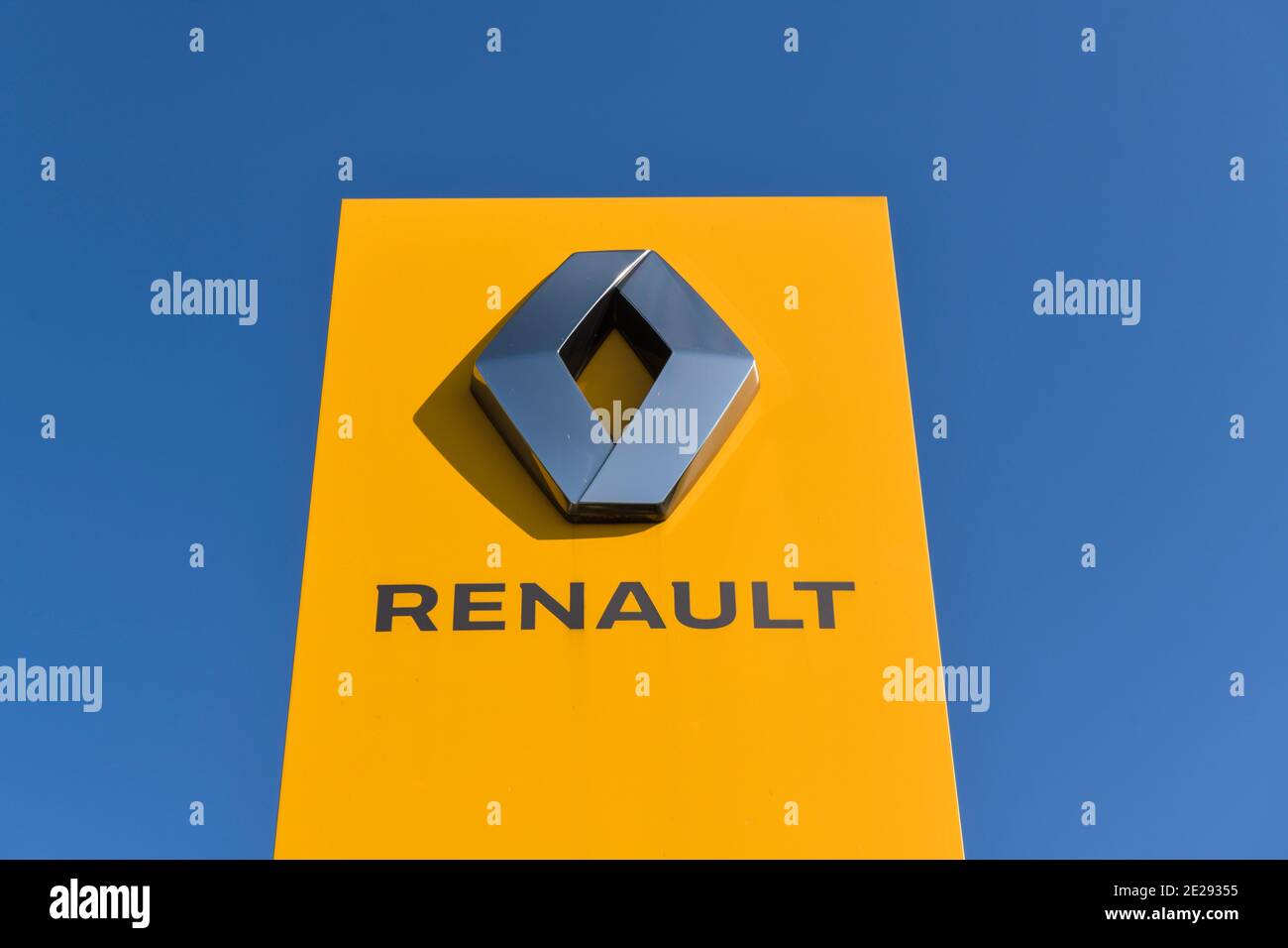 Renault Logo Autohändler Stock Photo