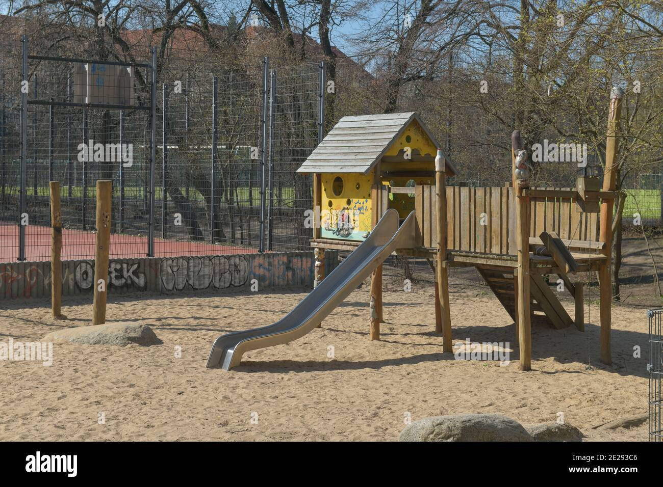 Berlin in Zeiten der Corona-Krise, 25.03.2020. Hier: Leerer Kinderspielplatz im Volkspark Wilmersdorf, Berlin, Deutschland Stock Photo