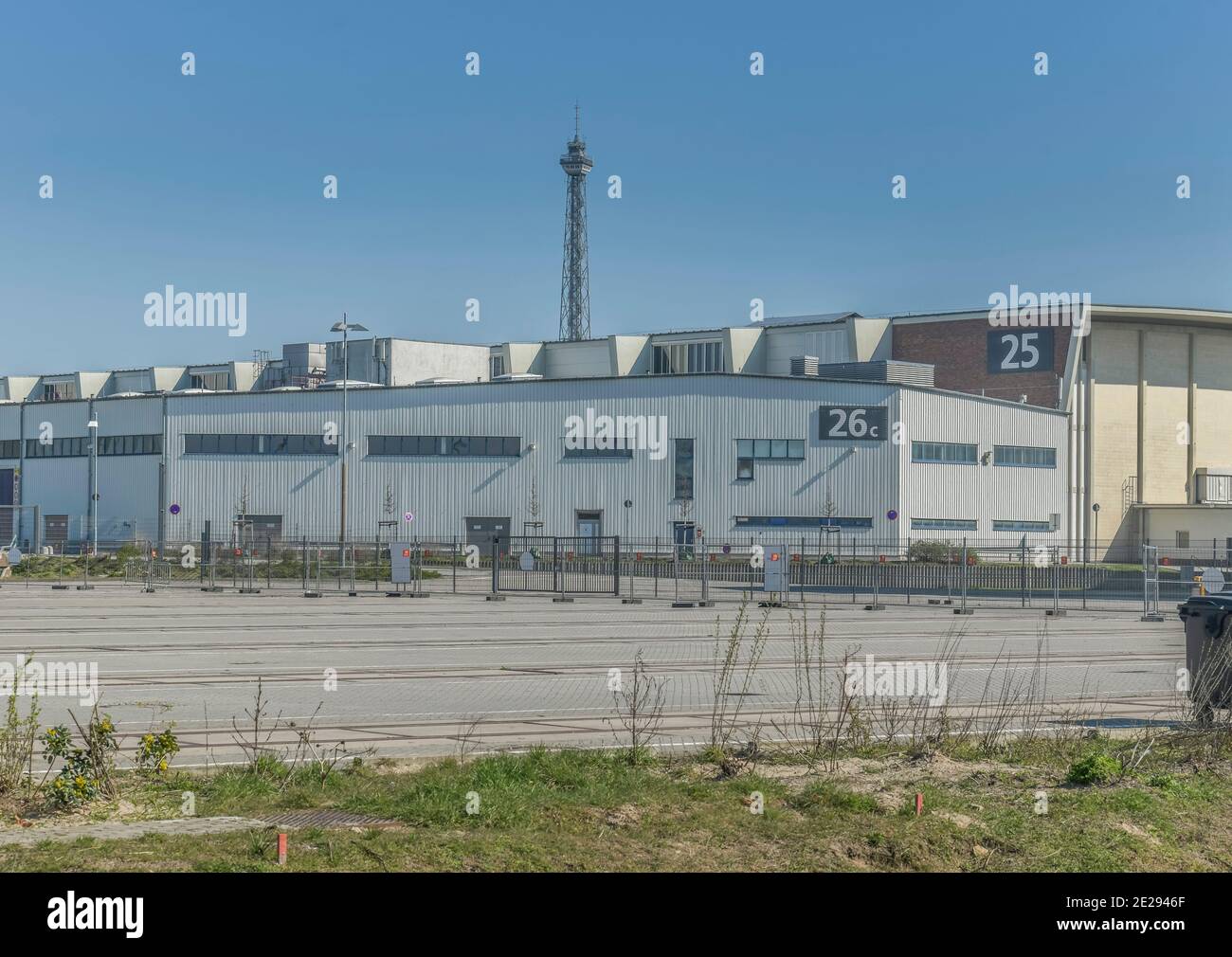 Berlin in Zeiten der Corona-Krise, 25.03.2020. Hier: Messehalle 26. Hier soll ein Krankenhaus für Corona-Kranke entstehen. Westend, Charlottenburg, Be Stock Photo