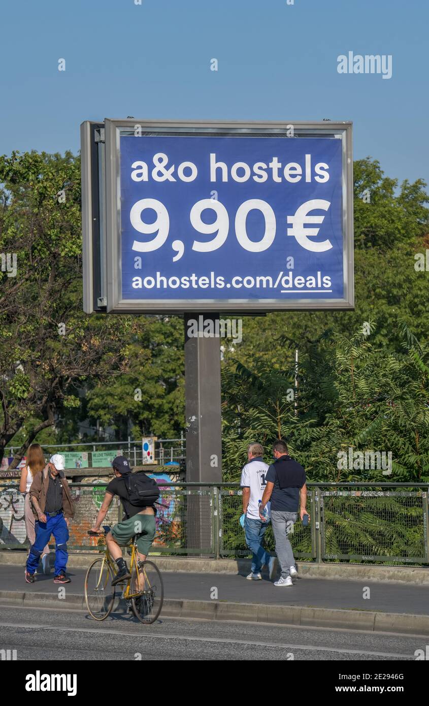 Werbung A&O Hostels, Warschauer Straße, Friedrichshain, Friedrichshain-Kreuzberg, Berlin, Deutschland Stock Photo