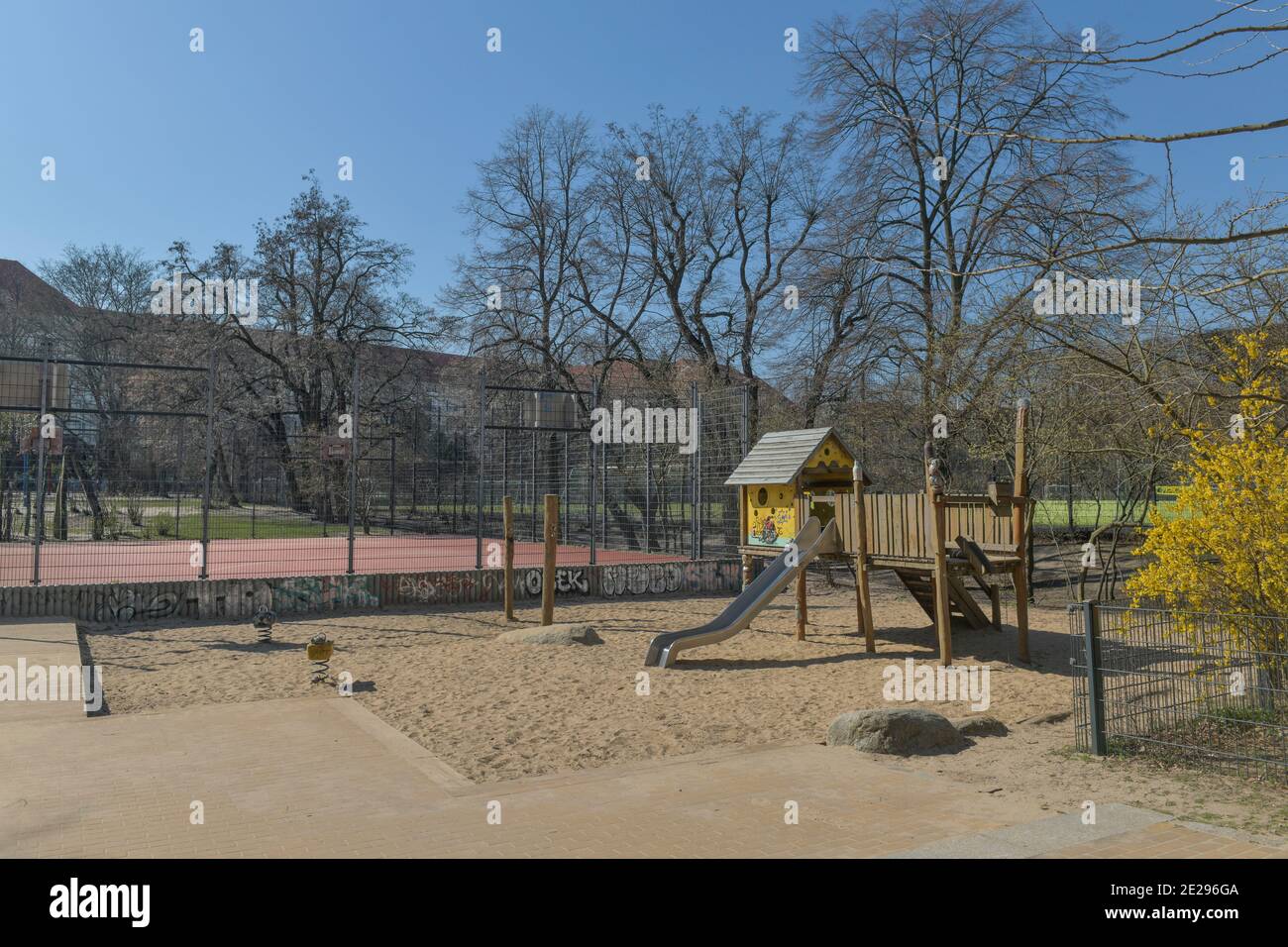 Berlin in Zeiten der Corona-Krise, 25.03.2020. Hier: Leerer Kinderspielplatz im Volkspark Wilmersdorf, Berlin, Deutschland Stock Photo