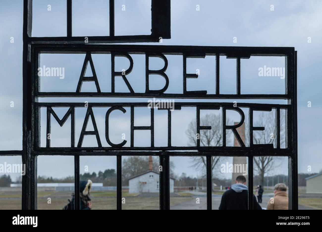 Schriftzug Arbeit Macht Frei Im Eingangsgebaude Zum Haftlingslager Turm A Gedenkstatte Und Museum Konzentrationslager Sachsenhausen Oranienburg Stock Photo Alamy