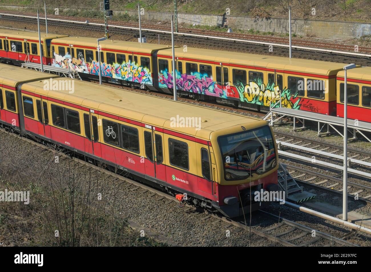S-Bahn mit Graffiti am S-Bahnhof Westkreuz, Westend, Charlottenburg, Berlin, Deutschland Stock Photo