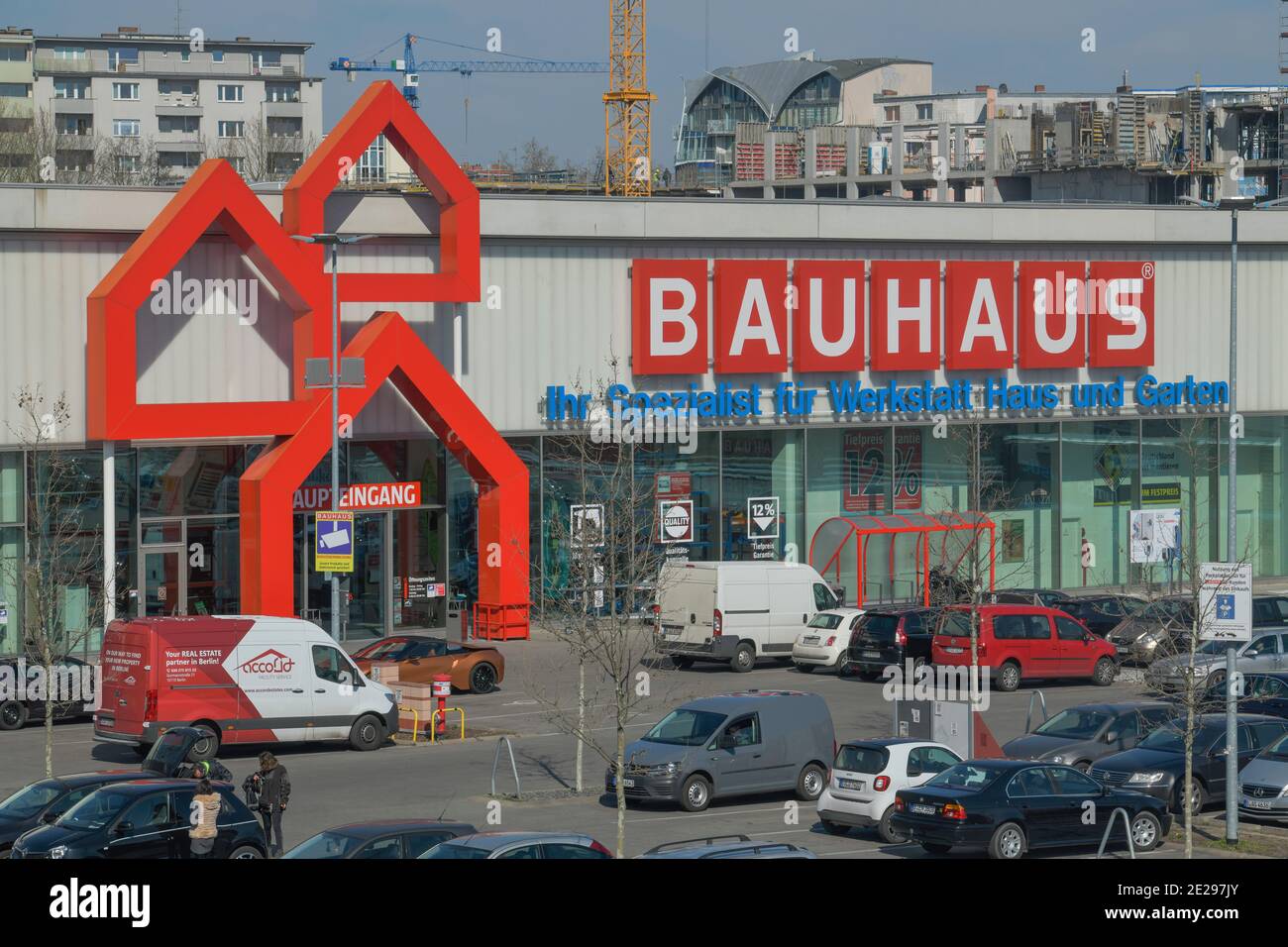 Berlin in Zeiten der Corona-Krise, 25.03.2020. Hier: Bauhaus am Kurfürstendamm hat noch geöffnet, Halensee, Wilmersdorf, Berlin, Deutschland Stock Photo