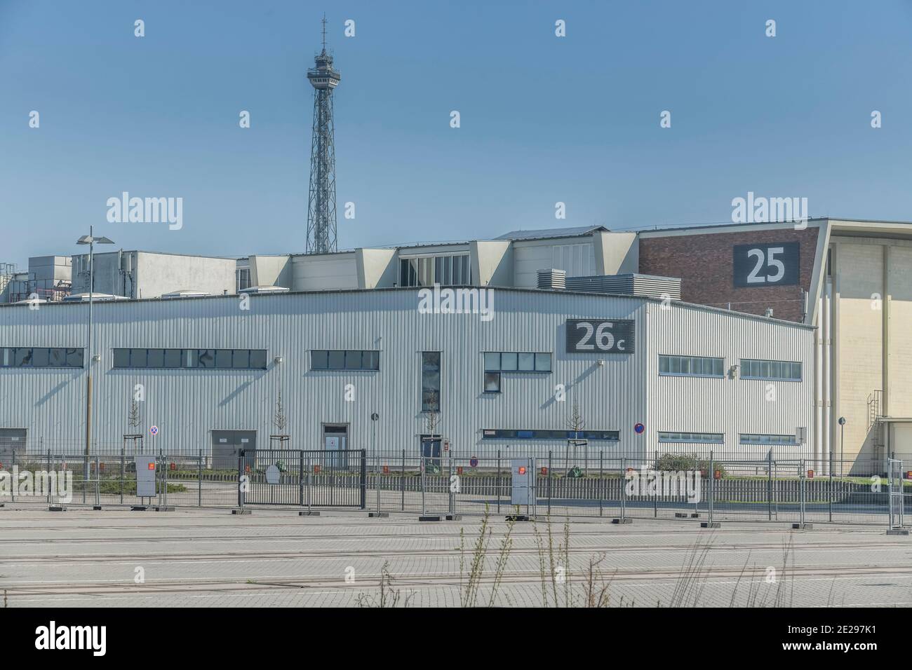 Berlin in Zeiten der Corona-Krise, 25.03.2020. Hier: Messehalle 26. Hier soll ein Krankenhaus für Corona-Kranke entstehen. Westend, Charlottenburg, Be Stock Photo