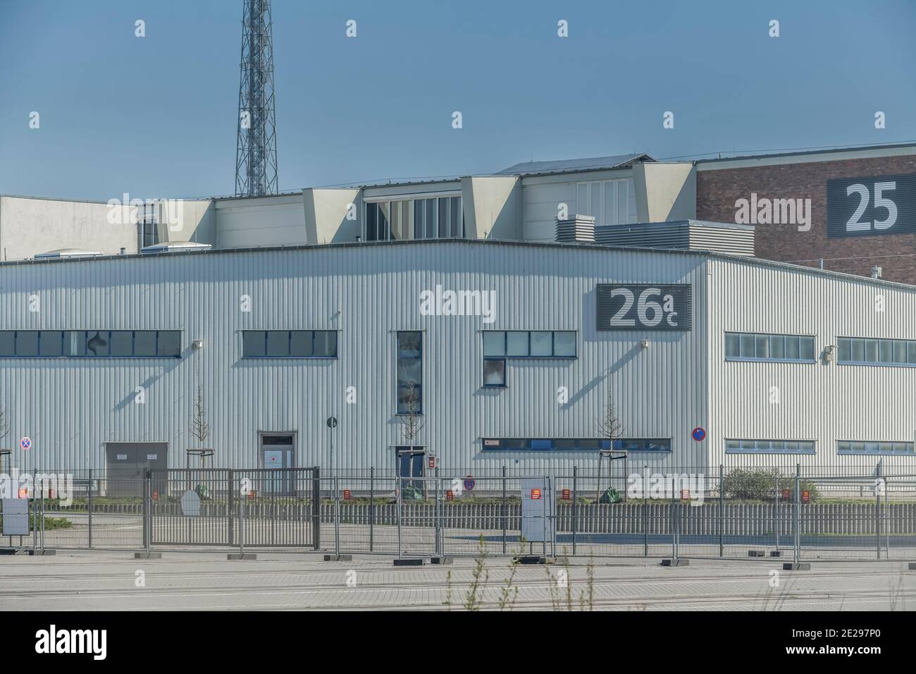 Berlin in Zeiten der Corona-Krise, 25.03.2020. Hier: Messehalle 26. Hier soll ein Krankenhaus für Corona-Kranke entstehen. Westend, Charlottenburg, Be Stock Photo