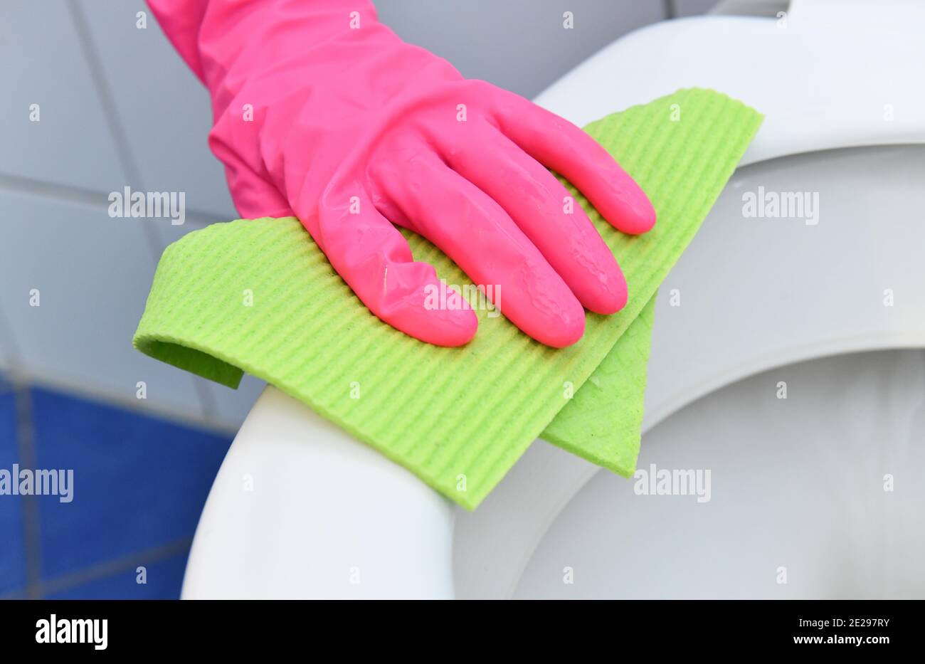 Reinigung, Badezimmer, Toilettensitz Stock Photo