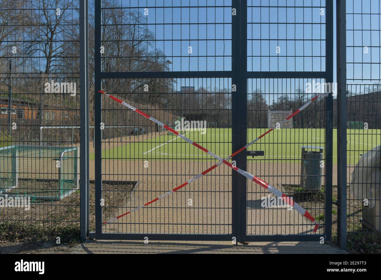 Berlin in Zeiten der Corona-Krise, 25.03.2020. Hier: Sportplatz Blissestraße im Volkspark Wilmersdorf hat geschlossen, Berlin, Deutschland Stock Photo