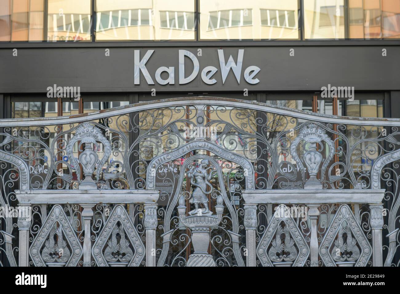 Berlin in Zeiten der Corona-Krise, 25.03.2020. Hier: Kaufhaus Kadewe hat geschlossen, Tauentzien, Berlin, Deutschland Stock Photo