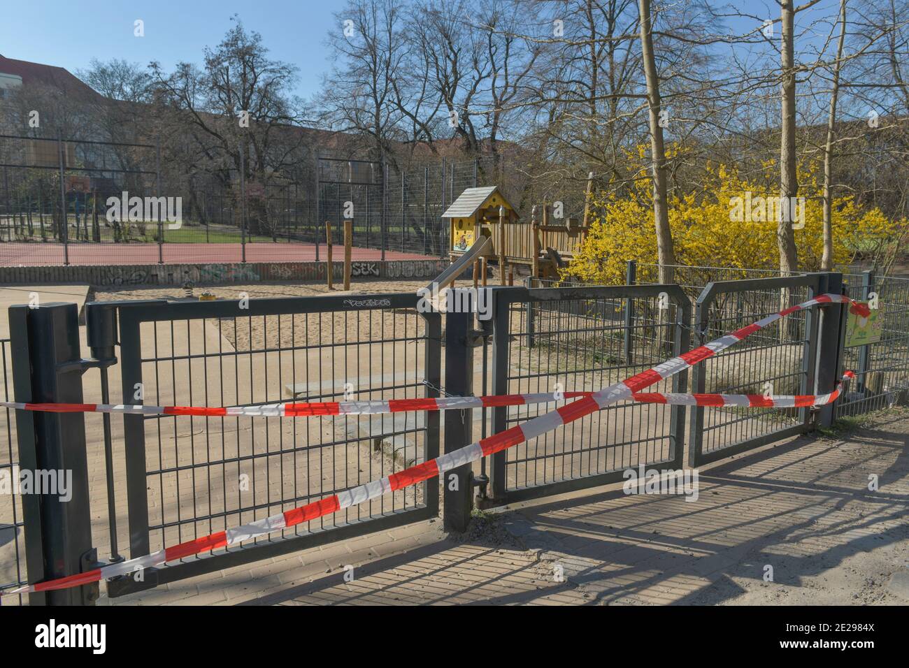 Berlin in Zeiten der Corona-Krise, 25.03.2020. Hier: Leerer Kinderspielplatz im Volkspark Wilmersdorf, Berlin, Deutschland Stock Photo