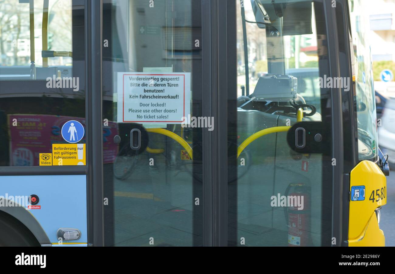 Bustür vorne geschlossen wegen Corona, BVG, Berlin, Deutschland Stock Photo