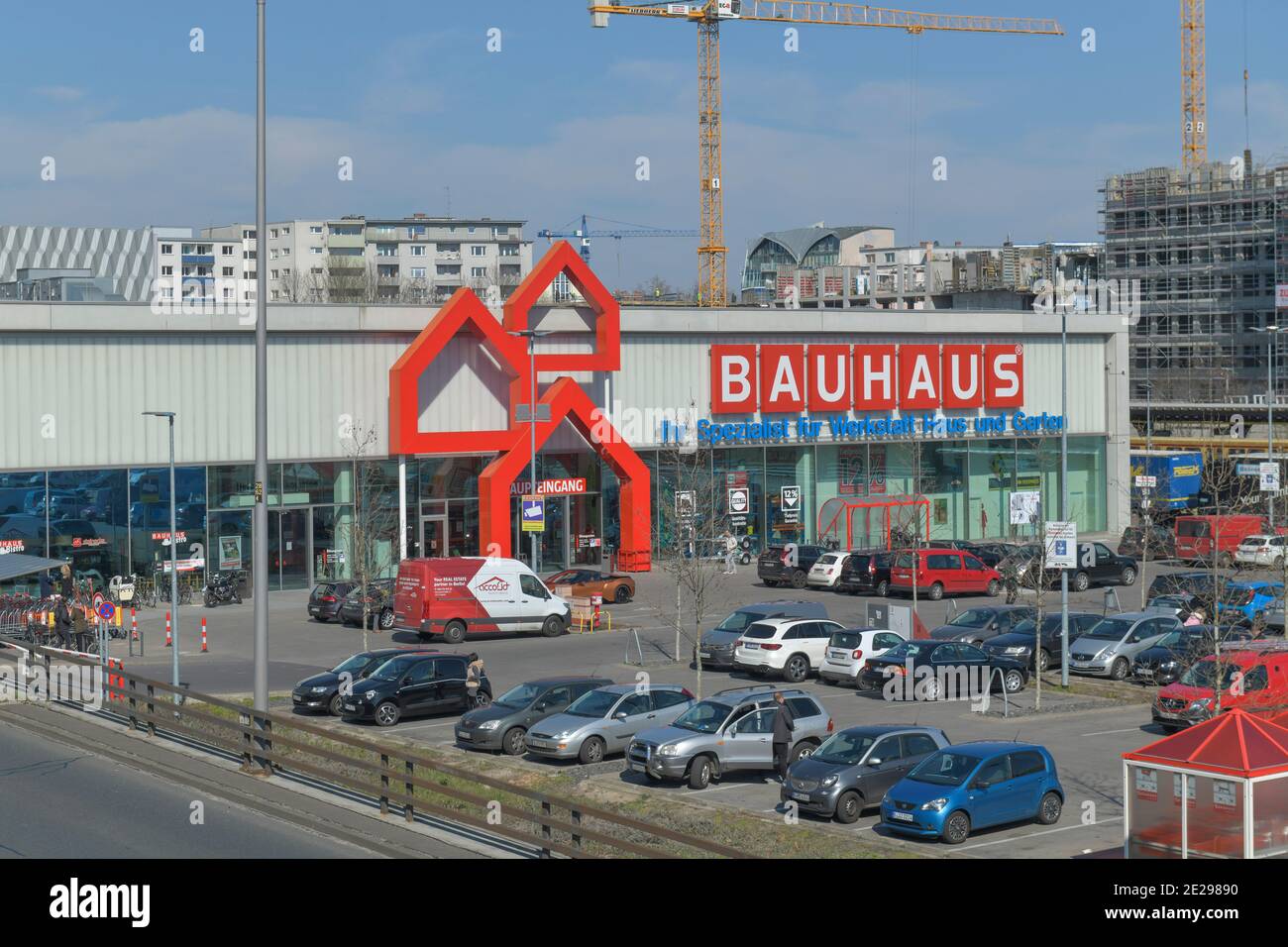Berlin in Zeiten der Corona-Krise, 25.03.2020. Hier: Bauhaus am Kurfürstendamm hat noch geöffnet, Halensee, Wilmersdorf, Berlin, Deutschland Stock Photo