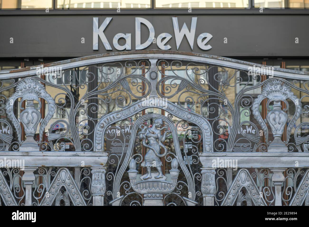 Berlin in Zeiten der Corona-Krise, 25.03.2020. Hier: Kaufhaus Kadewe hat geschlossen, Tauentzien, Berlin, Deutschland Stock Photo