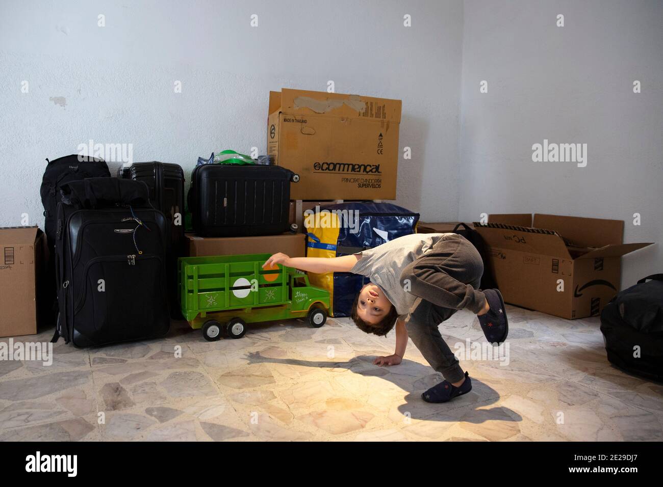 Moving Boxes Truck High Resolution Stock Photography And Images Alamy Moving Boxes Truck High Resolution Stock Photography And Images Alamy