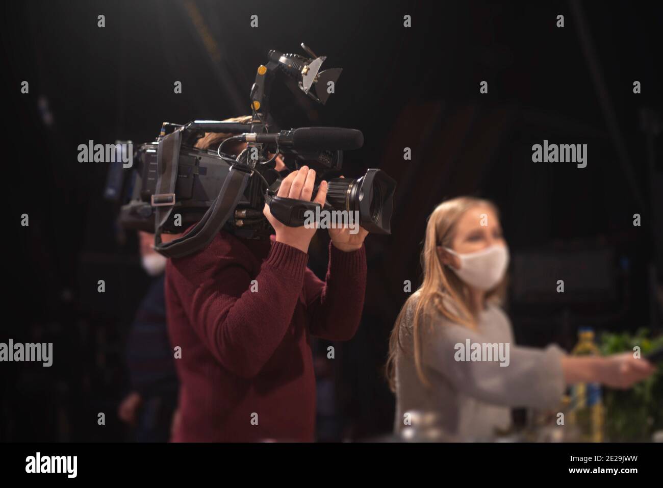 masked journalists interviewing during a pandemic. Covid-19 Stock Photo