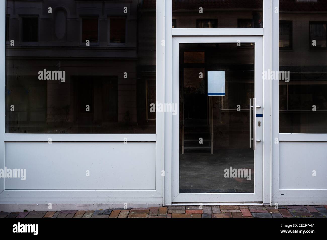 Exterior empty store hi-res stock photography and images - Alamy