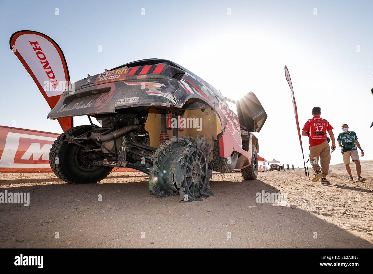 314 Despres Cyril (fra), Horn Mike (swi), Peugeot, PH Sport, Abu Dhabi  Racing, Auto, crevaison, puncture during the 9th st / LM Stock Photo - Alamy