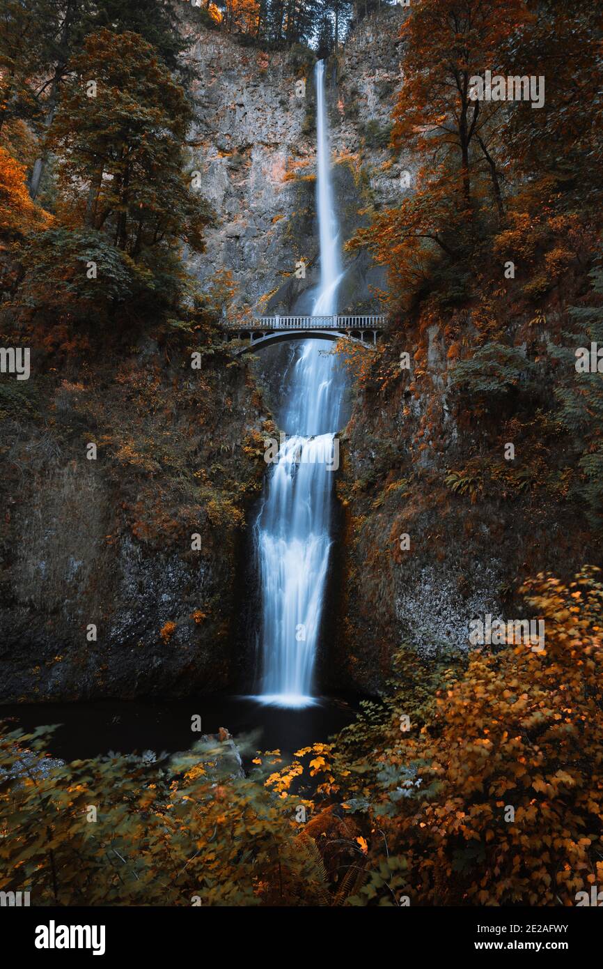 Scenic view of famous Multnomah Falls with lush autumn foliage, Columbia River Gorge, Oregon, USA Stock Photo