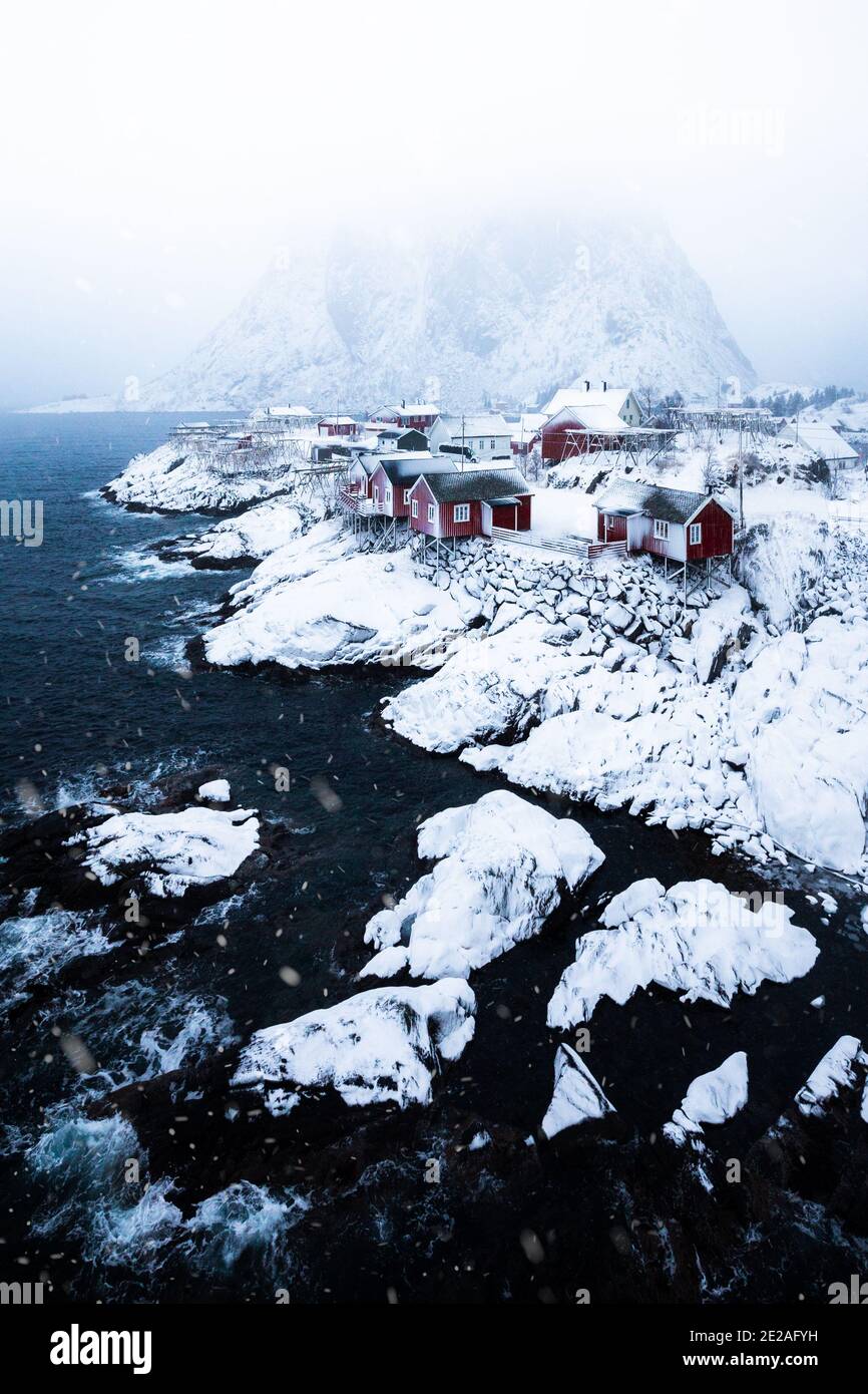 Beautiful view of scenic Lofoten Islands archipelago winter scenery with traditional red fisherman Rorbuer cabins in the historic village of Reine dur Stock Photo