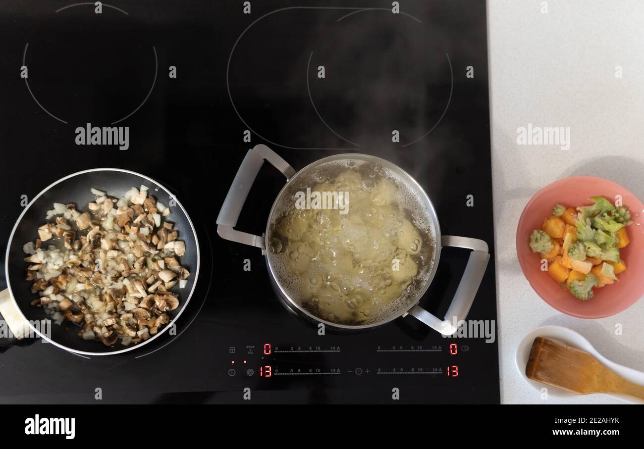 Boiling vegetables on stove hires stock photography and images Alamy