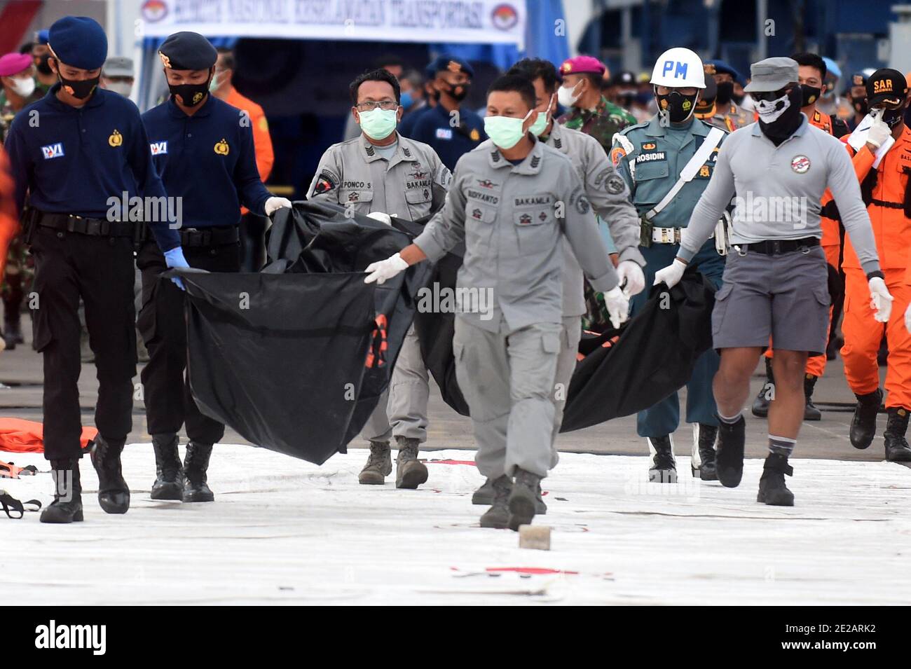 Jakarta, Indonesia. 13th Jan, 2021. Members of the Indonesian Search and Rescue carry body parts of passengers aboard Sriwijaya Air flight SJ-182 at Tanjung Priok Port, Jakarta, Indonesia, Jan. 13, 2021. On Jan. 9, a Sriwijaya Air Boeing 737-500 plane with 62 people aboard lost contact minutes after takeoff and crashed into waters off the coast of Indonesia's capital Jakarta. Credit: Agung Kuncahya B./Xinhua/Alamy Live News Stock Photo