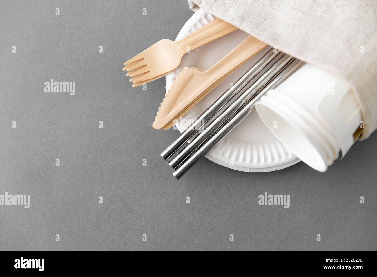 Paper cup and plate hi-res stock photography and images - Alamy