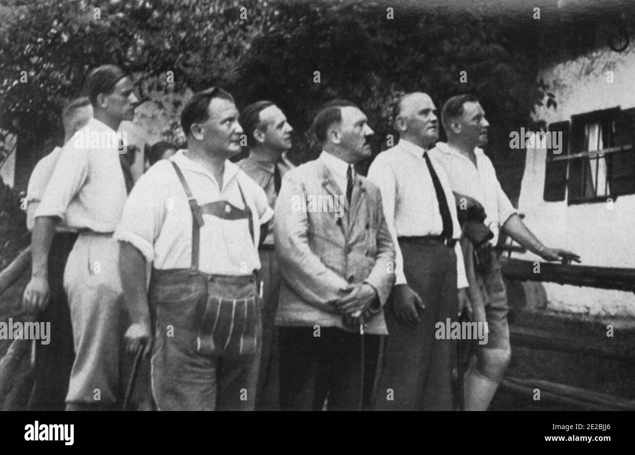 Der Führer während des Sommerurlaubs vor dem Bruckerlehen bei Berchtesgarden wo Dietrich Eckart 1923 längere Beit wohnte. Hitler and Göring during summer vacation at Berchtesgarden Stock Photo