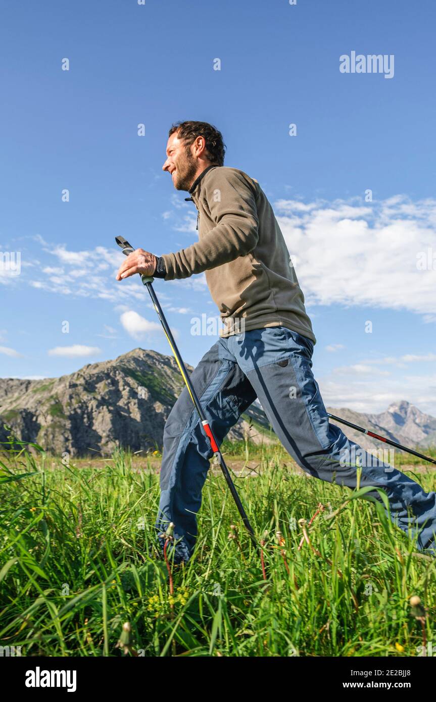 Walker trainieren an einem Sommermorgen gemeinsam nahe der Kanzelwand im Kleinwalsertal. Stock Photo