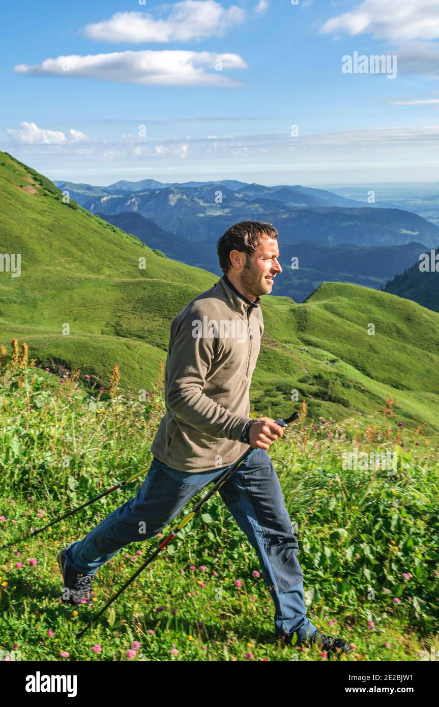 Walker trainieren an einem Sommermorgen gemeinsam nahe der Kanzelwand im Kleinwalsertal. Stock Photo