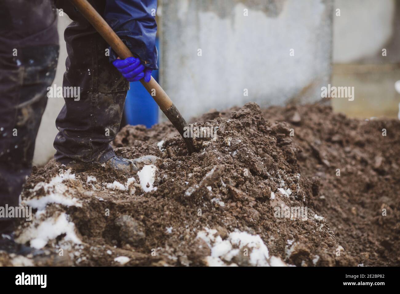 jewish burial customs shoveling dirt