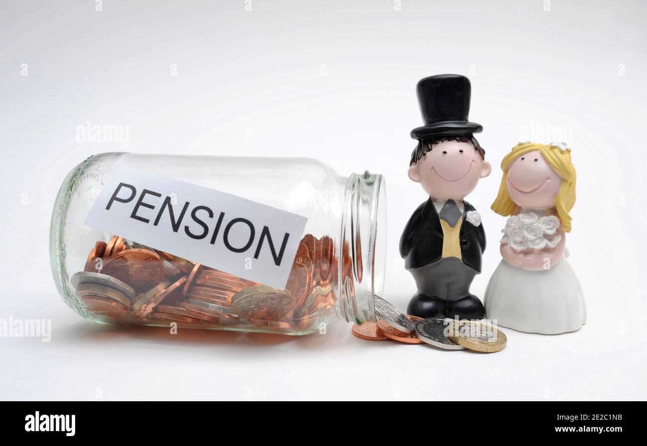 BRIDE AND GROOM FIGURES WITH PENSION POT RE PENSIONS OLD AGE RETIREMENT SAVINGS STATE PENSION HUSBAND WIFE DIVORCE MARRIAGE ETC UK Stock Photo