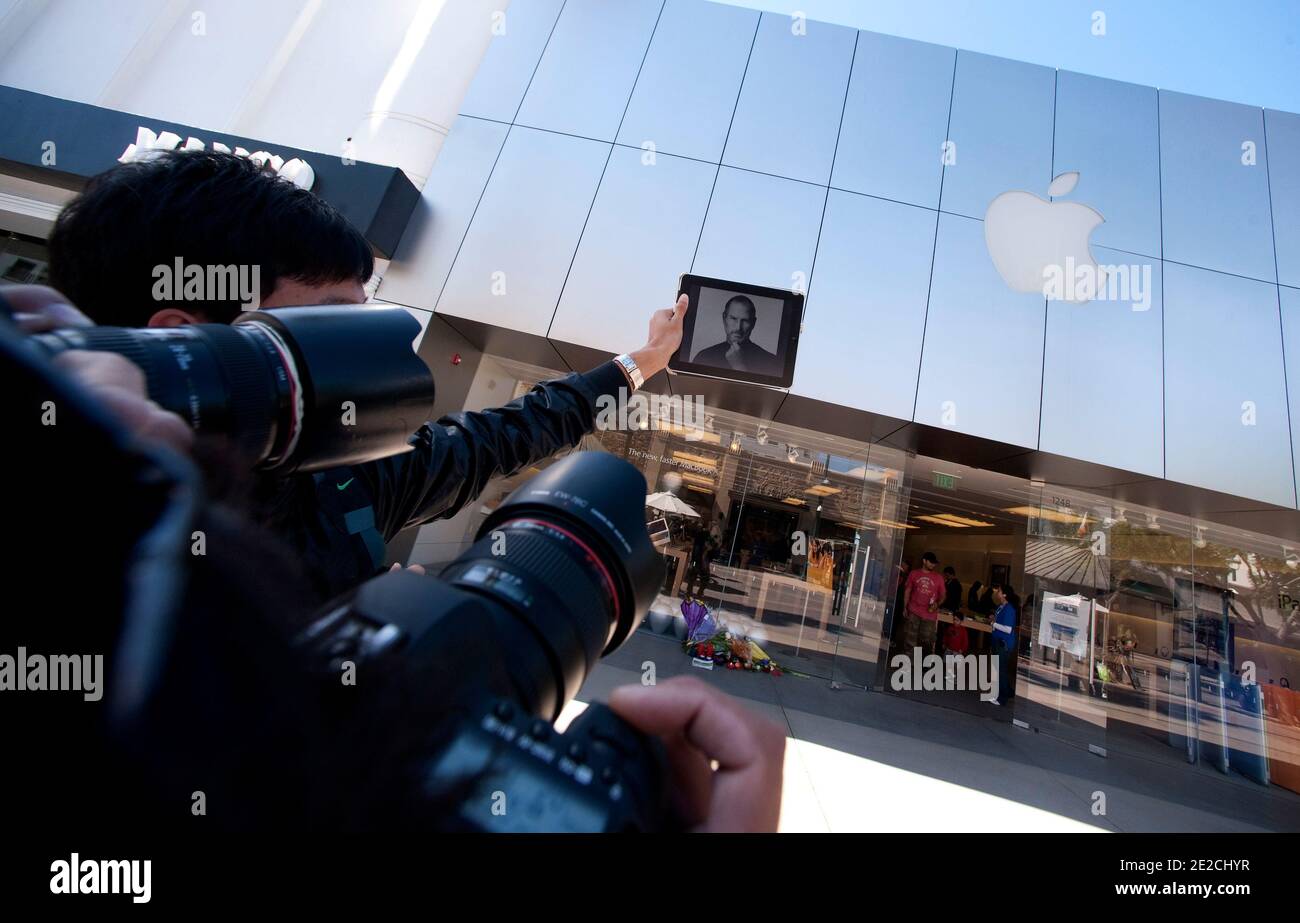 Atmosphere around the Santa Monica Apple Store after the death of Steve Jobs who passed away on October 5 from pancreatic cancer. Los Angeles, CA, USA, October 6, 2011. Photo by Lionel Hahn/ABACAPRESS.COM Stock Photo