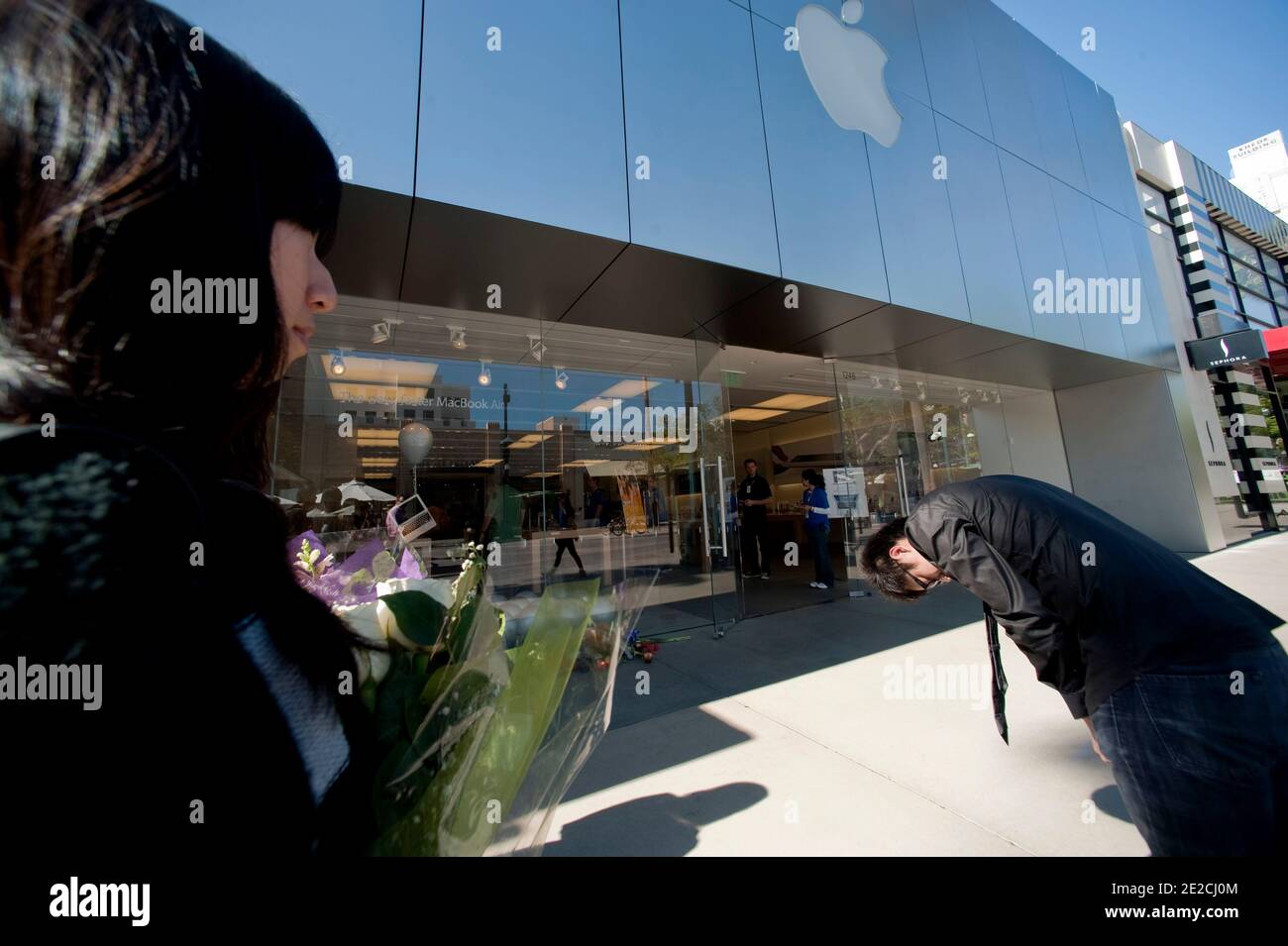 Atmosphere around the Santa Monica Apple Store after the death of Steve Jobs who passed away on October 5 from pancreatic cancer. Los Angeles, CA, USA, October 6, 2011. Photo by Lionel Hahn/ABACAPRESS.COM Stock Photo